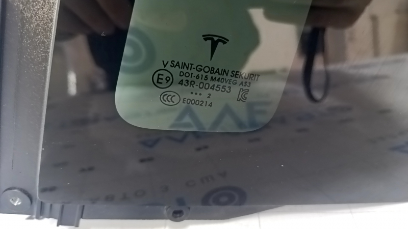 Стекло двери треугольник заднее левое Tesla Model X 22-26
