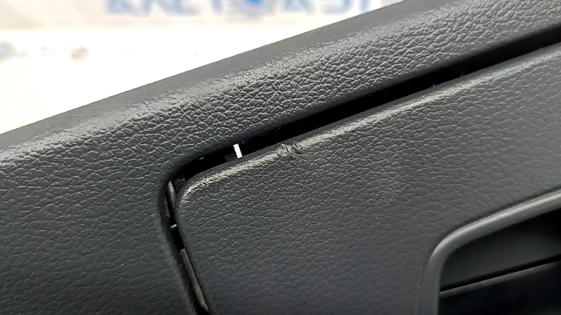 Накладка колени водителя Audi A6 C8 19-21 темно-серая, вздулось покрытие