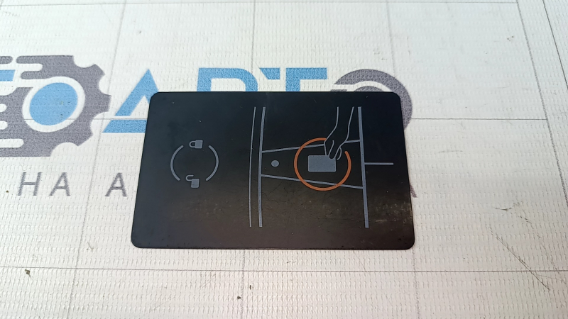 Ключ Tesla Model 3 18- KEYCARD, затертый, трещины