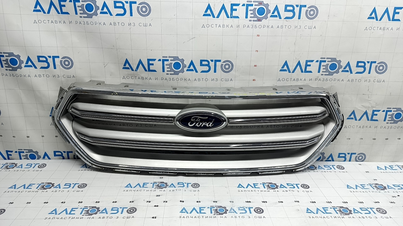 Решетка радиатора grill Ford Escape MK3 17-19 рест, серая, с хромом, с эмблемой, тычки, песок, потертости