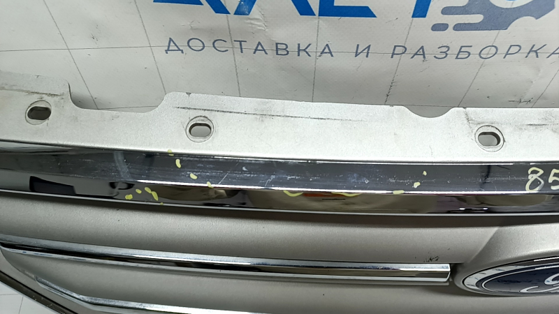 Решетка радиатора grill Ford Escape MK3 17-19 рест, серая, с хромом, с эмблемой, тычки, песок, потертости