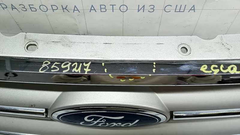 Решетка радиатора grill Ford Escape MK3 17-19 рест, серая, с хромом, с эмблемой, тычки, песок, потертости