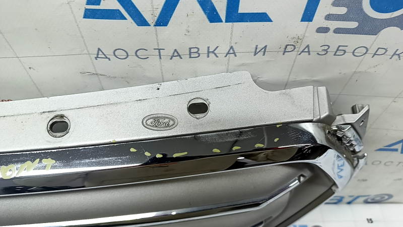 Решетка радиатора grill Ford Escape MK3 17-19 рест, серая, с хромом, с эмблемой, тычки, песок, потертости