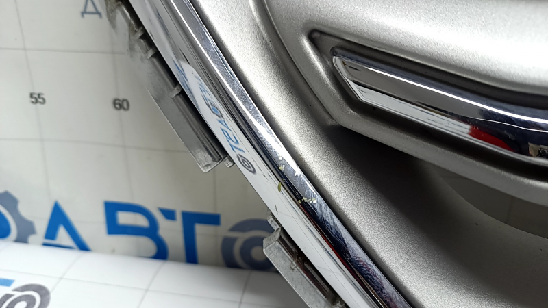 Решетка радиатора grill Ford Escape MK3 17-19 рест, серая, с хромом, с эмблемой, тычки, песок, потертости