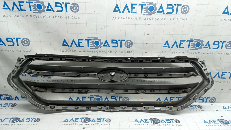 Решетка радиатора grill Ford Escape MK3 17-19 рест, серая, с хромом, с эмблемой, тычки, песок, потертости