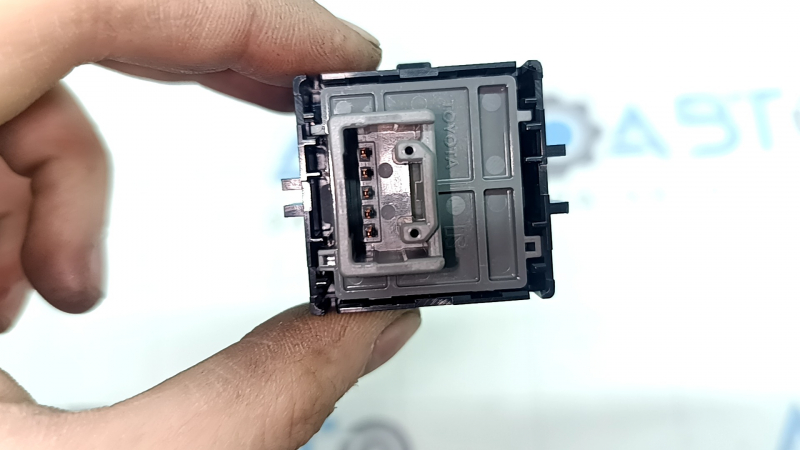 Кнопка блокировки дверей передняя правая Toyota Prius 50 19-22