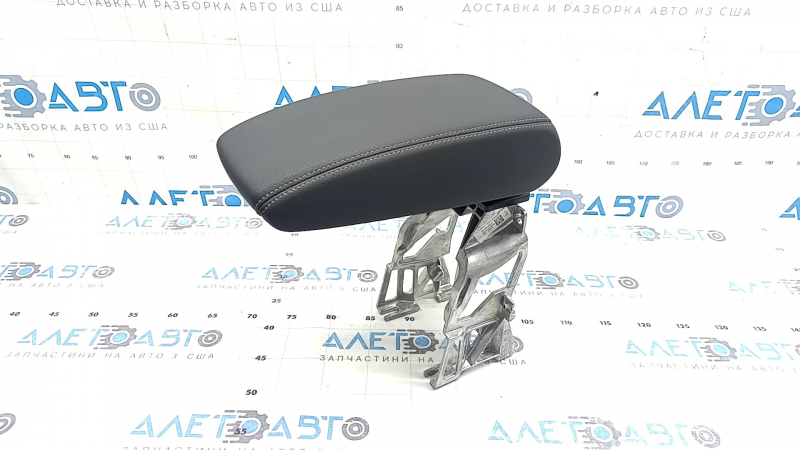 Подлокотник Audi Q3 83A 19-25 кожа черная с белой строчкой, с кронштейном