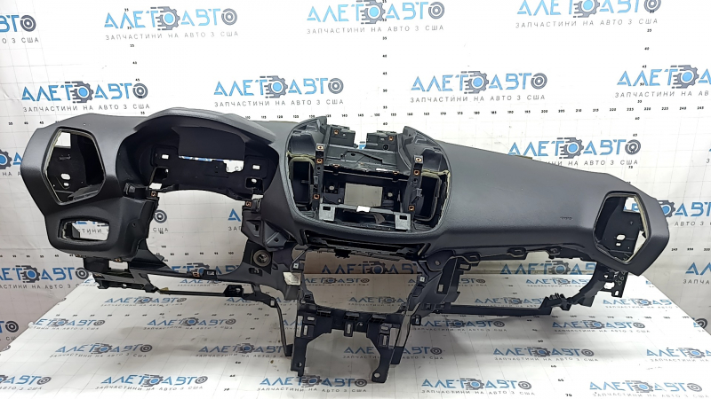 Торпедо передняя панель с AIRBAG Ford Escape MK3 17-19 рест, черная, царапина