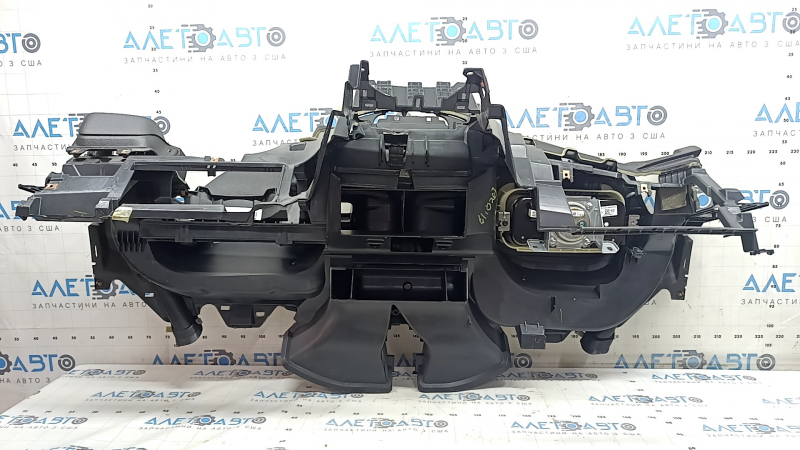 Торпедо передняя панель с AIRBAG Ford Escape MK3 17-19 рест, черная, царапина