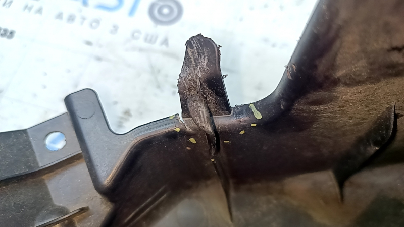 Защита заднего бампера правая Toyota Prius 50 16-22 примята, надорвана
