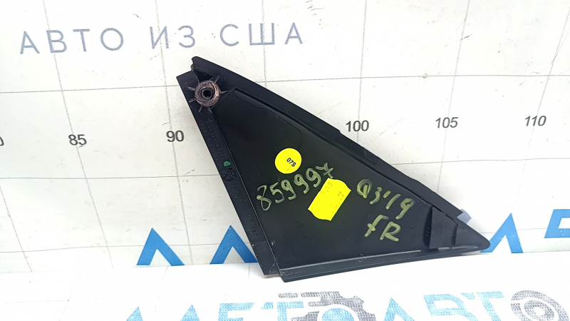 Треугольник заглушка двери передней правой Audi Q3 83A 19-25 черный глянец, царапины