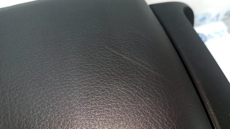 Консоль центральная подлокотник и подстаканники Audi A6 C7 12-18 черн, с серой вставкой, надрыв, царапины