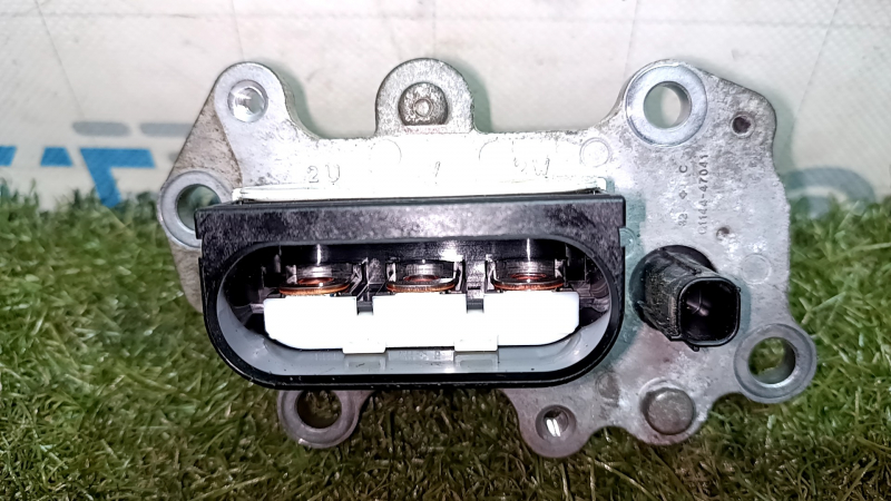 Контакты заднего электродвигателя АКПП Toyota Prius V 12-17 CVT