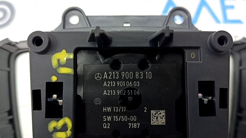 Șaiba joystick-ului de control multimedia Mercedes W213 E 17-20 crăpături în sticlă, cromul este umflat