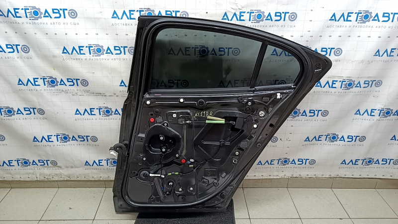 Дверь в сборе задняя правая Mazda 3 19-26 4d, графит 46G, тонировка, в клее