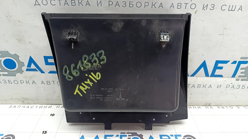 Ниша передней панели под монитором Tesla Model X 16-21 протертость