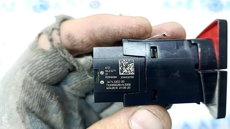 Кнопка аварийной сигнализации BMW 5 G30 17-23 с drive assist