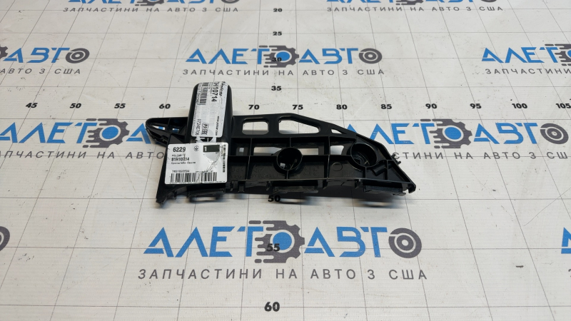 Крепление переднего бампера правое Toyota Prius V 12-17