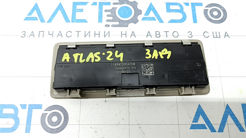 Плафон освещения задний VW Atlas 21-26 серый без панорамы