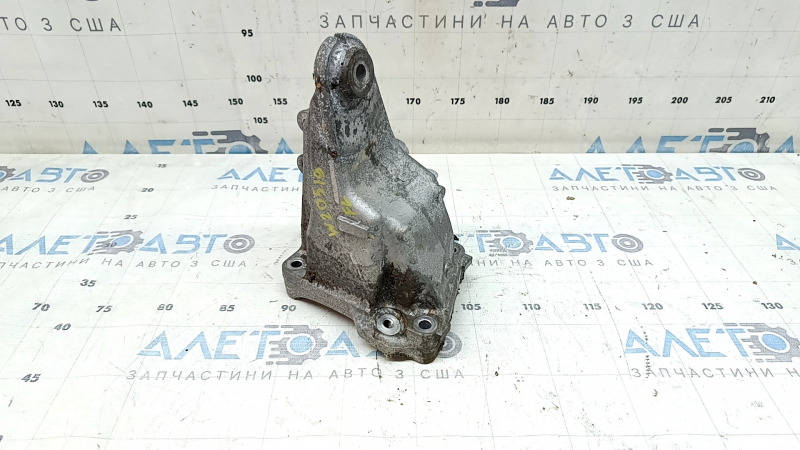 Кронштейн подушки двигателя левый Mercedes C-class W205 300 19-21 AWD
