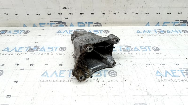 Кронштейн подушки двигателя левый Mercedes C-class W205 300 19-21 AWD