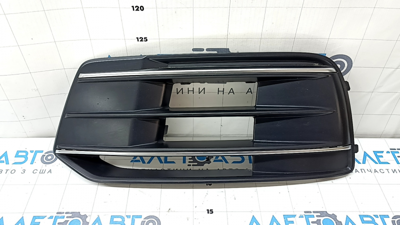 Решетка переднего бампера левая Audi Q5 80A 18-20 с хромом, песок, трещина в молдинге
