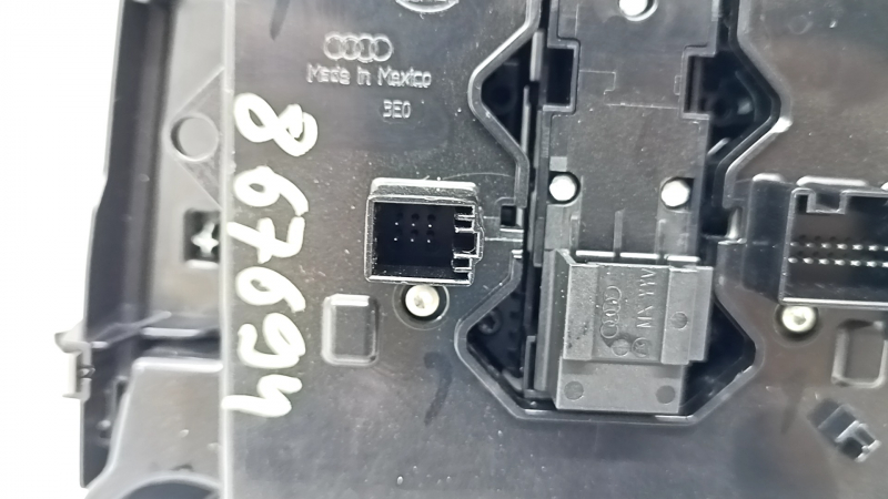 Плафон освещения передний в сборе Audi Q5 80A 18-20 под панораму, черный, царапины