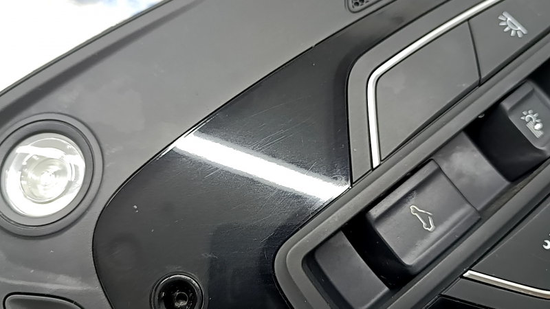 Плафон освещения передний в сборе Audi Q5 80A 18-20 под панораму, черный, царапины