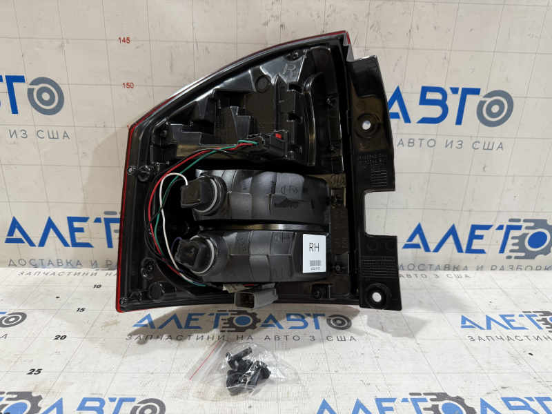 Фонарь правый Jeep Compass 14-16 темный