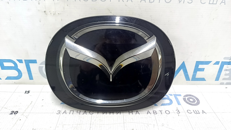 Эмблема решетки радиатора Mazda CX-5 17-24 под радар, царапины, песок
