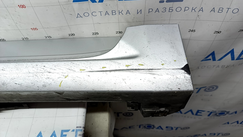 Порог правый Toyota Avalon 13-18 серебро, царапины, протерт