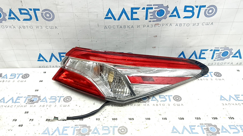 Фонарь внешний крыло правый Toyota Camry v70 18-20 галоген, светлый