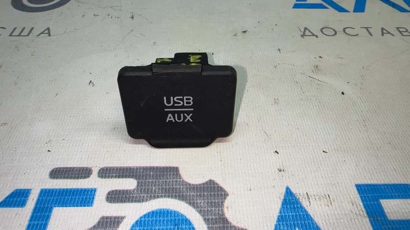 Hub USB, AUX Nissan Versa Note 13-17