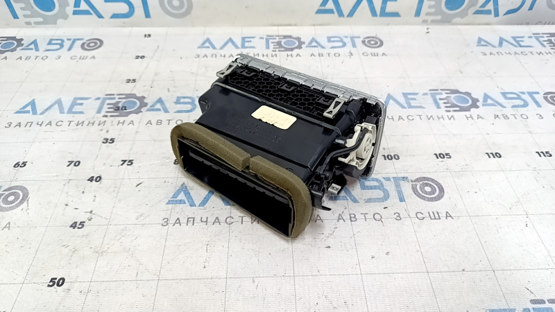 Дефлектор воздуховода передней панели водительский VW Passat b8 16-19 USA черный, царапины