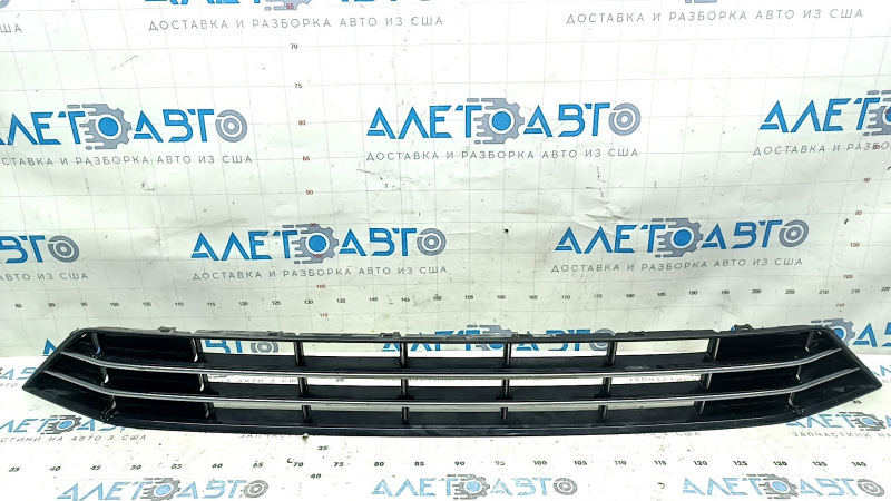 Центральная решетка переднего бампера VW Passat b8 16-19 USA R-Line, треснута, песок