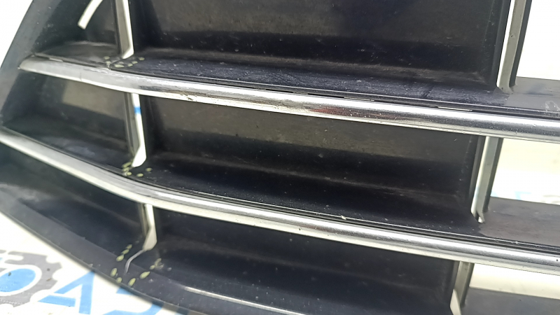 Центральная решетка переднего бампера VW Passat b8 16-19 USA R-Line, треснута, песок