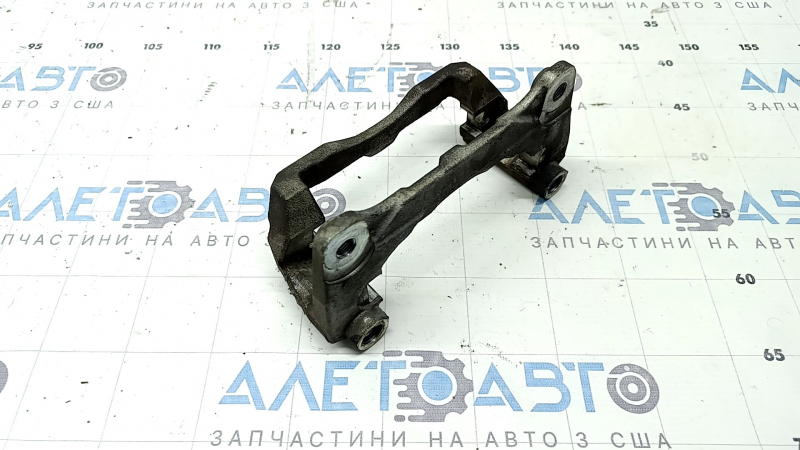 Скоба суппорта переднего правого Toyota Camry v70 18-24