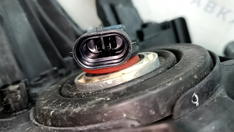 Фара передняя левая Toyota Prius 30 13-15, рест, галоген, под полировку, паутинка