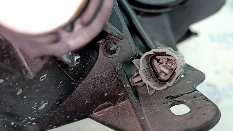 Фара передняя левая Toyota Prius 30 13-15, рест, галоген, под полировку, паутинка