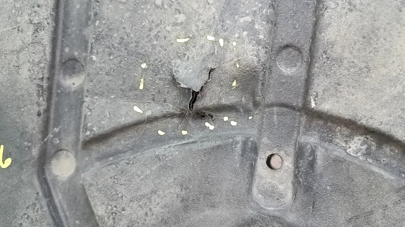 Защита переднего бампера Toyota Camry v70 18-24 примята, надрывы, потерта