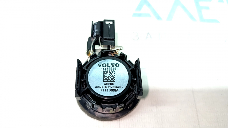 Пищалка передней стойки левая Volvo XC40 19-26