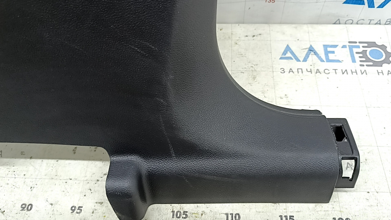 Накладка центральной стойки нижняя правая Buick Encore 13-22 черная, царапины, сломано крепление