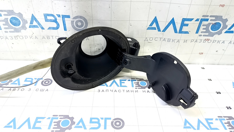 Корпус лючка бензобака Mazda CX-30 20-26 с замком, сломано крепление