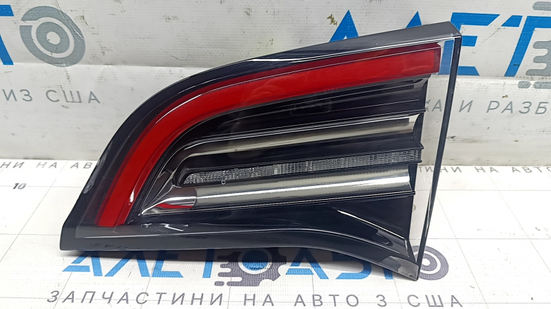 Lampa de la portbagajul din dreapta al unui Tesla Model Y 20-25 tip 1 are zgârieturi, iar sticla se exfoliază.