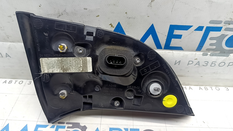 Lampa de la portbagajul din dreapta al unui Tesla Model Y 20-25 tip 1 are zgârieturi, iar sticla se exfoliază.