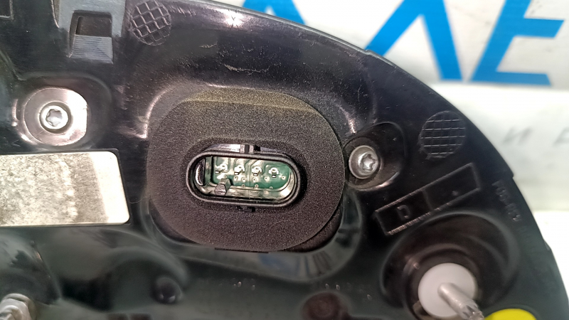 Lampa de la portbagajul din dreapta al unui Tesla Model Y 20-25 tip 1 are zgârieturi, iar sticla se exfoliază.