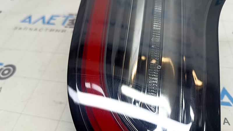 Lampa de la portbagajul din dreapta al unui Tesla Model Y 20-25 tip 1 are zgârieturi, iar sticla se exfoliază.