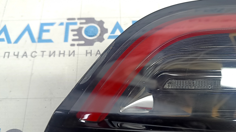 Lampa de la portbagajul din dreapta al unui Tesla Model Y 20-25 tip 1 are zgârieturi, iar sticla se exfoliază.
