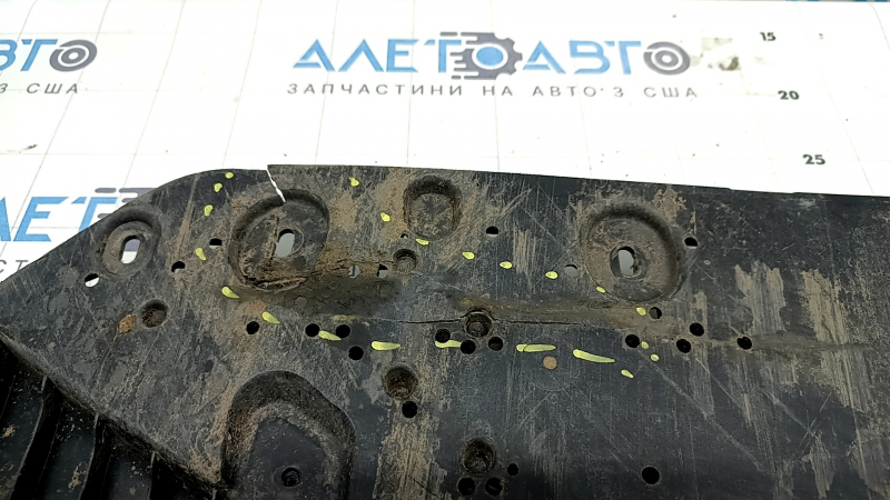 Защита переднего бампера Audi A4 B9 17-19 S-Line, трещины, надломы, нет фрагмента