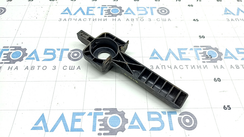 Кронштейн радиатора нижний правый Audi A4 B9 17-25 2.0Т пластик, сломано крепление